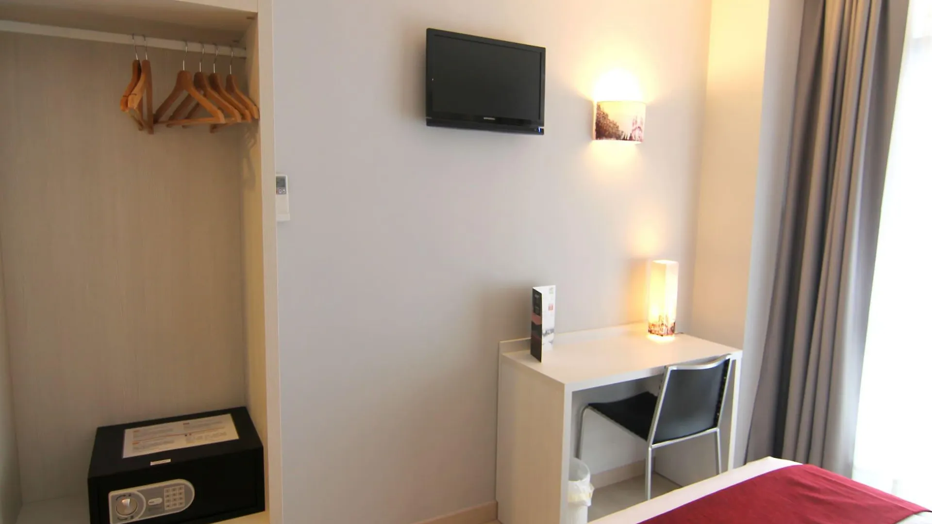 Hostal Aslyp 114 Барселона Гостевой дом