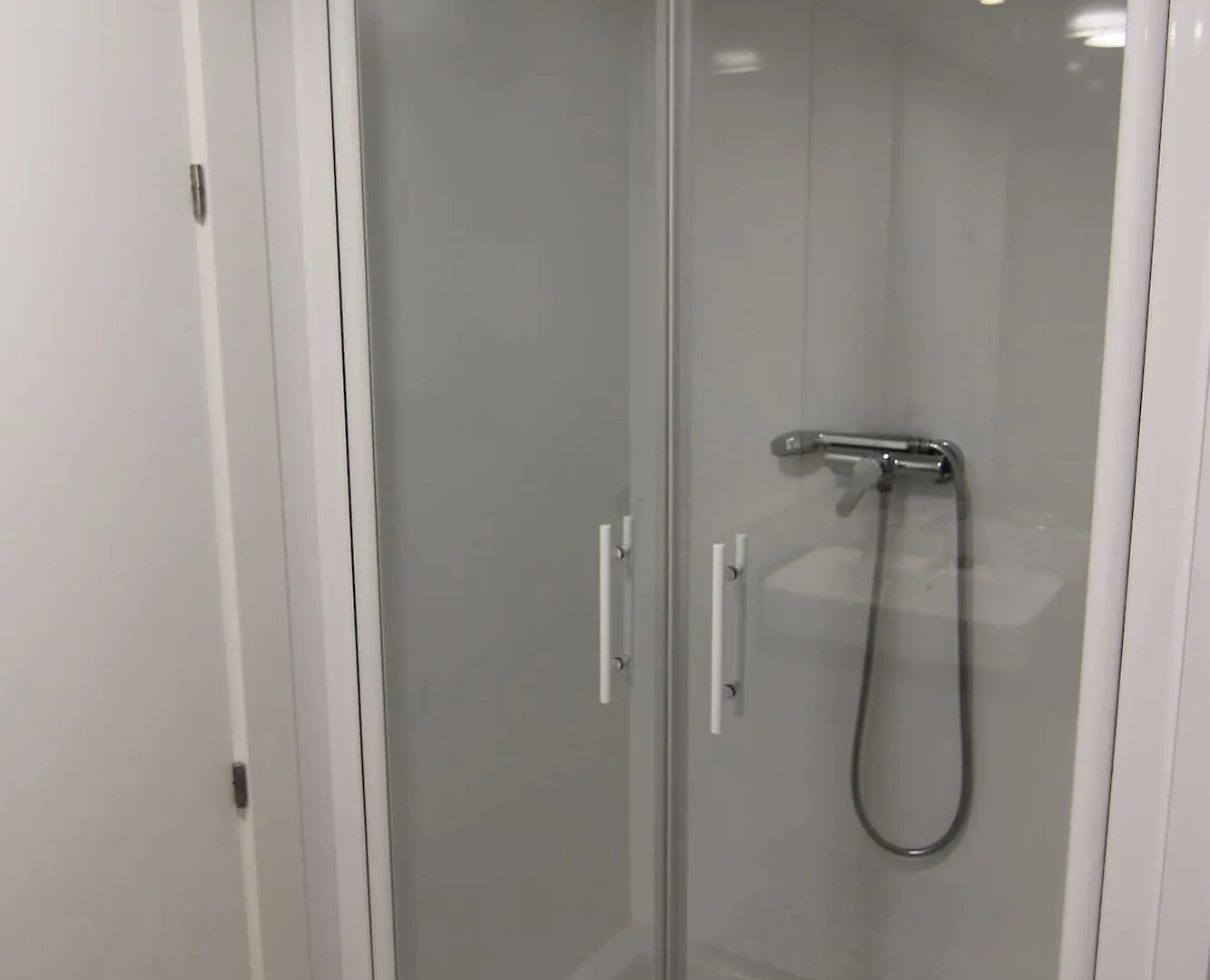 Hostal Aslyp 114 Барселона Гостевой дом