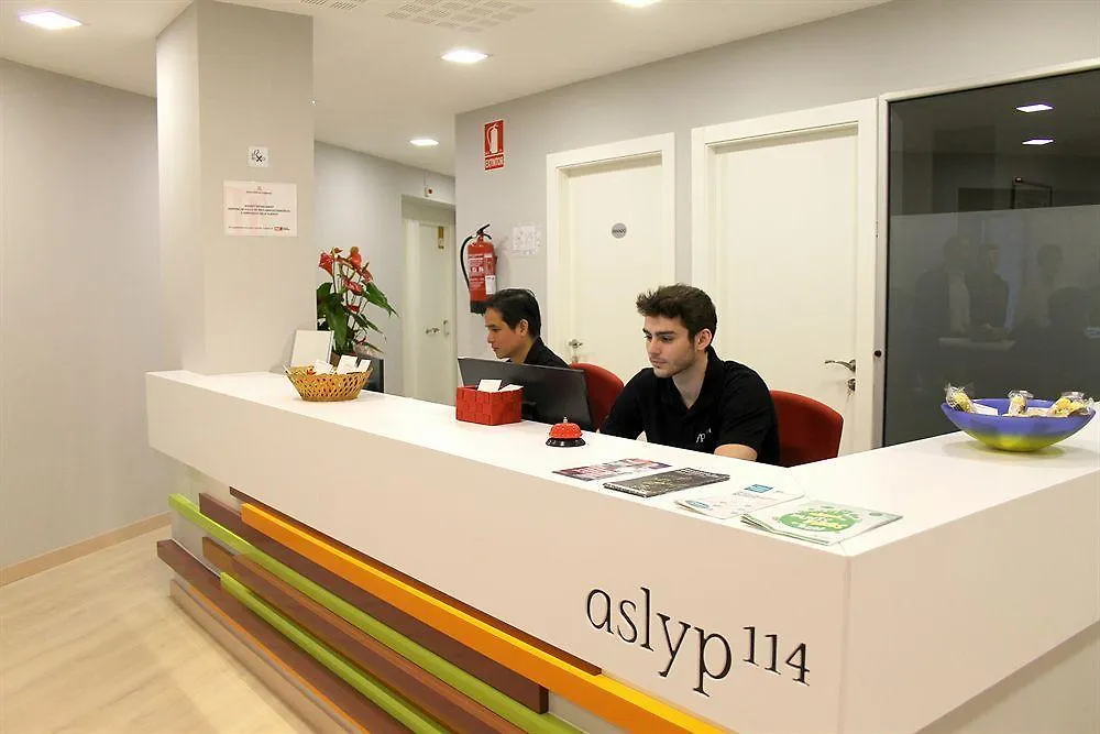 Hostal Aslyp 114 Барселона 2*,